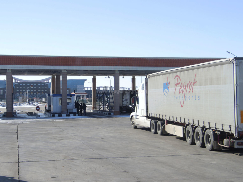 Более 380 большегрузов ждет перехода границы в КНР в Забайкалье
